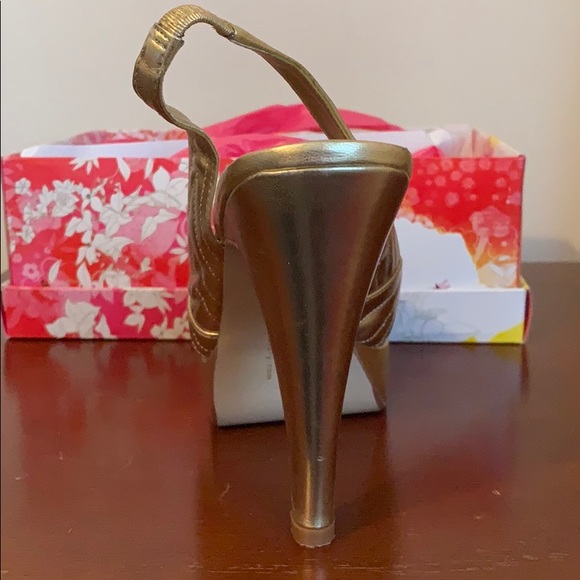 SIZE 9 1/2 WOMANS HEELS - Picture 3 of 4